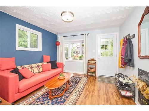 6 Thornton Street, St. Catharines, ON - Indoor Photo Showing Living Room