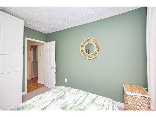 6 Thornton Street, St. Catharines, ON - Indoor Photo Showing Bedroom