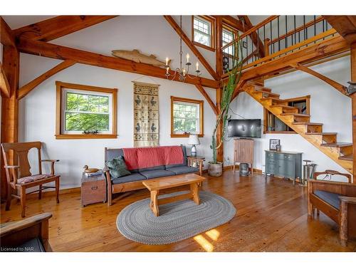 11137 Churchill Avenue, Wainfleet, ON - Indoor Photo Showing Living Room