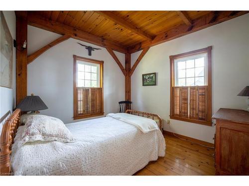 11137 Churchill Avenue, Wainfleet, ON - Indoor Photo Showing Bedroom