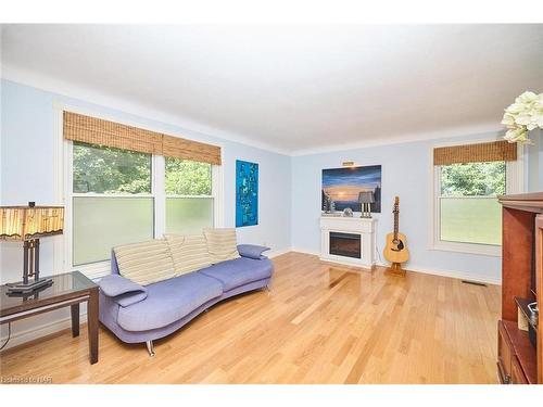 50 Trelawne Drive, St. Catharines, ON - Indoor Photo Showing Living Room