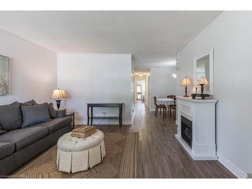 110-2 Walnut Street, St. Catharines, ON - Indoor Photo Showing Living Room