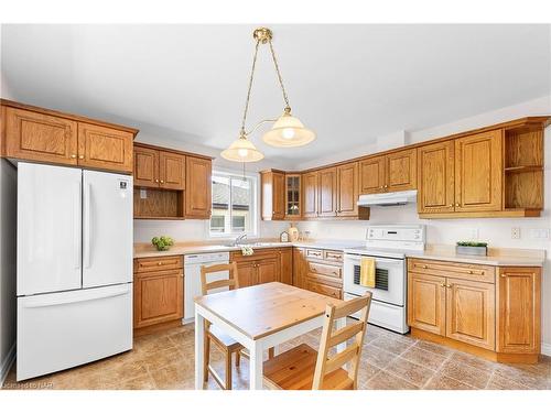 1817 Four Mile Creek Road, Niagara-On-The-Lake, ON - Indoor Photo Showing Kitchen With Double Sink