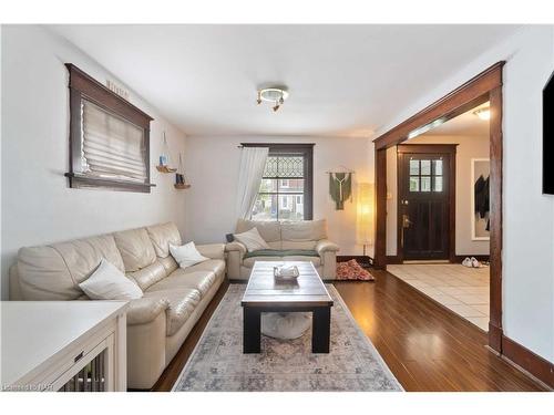 5073 Willmott Street, Niagara Falls, ON - Indoor Photo Showing Living Room