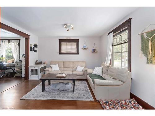 5073 Willmott Street, Niagara Falls, ON - Indoor Photo Showing Living Room