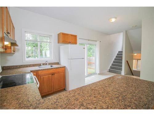 27B Walnut Street, St. Catharines, ON - Indoor Photo Showing Kitchen