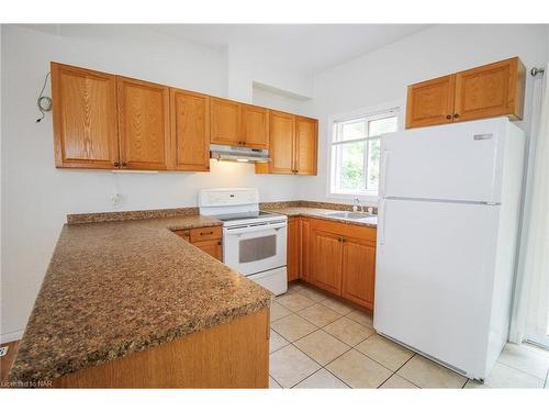 27B Walnut Street, St. Catharines, ON - Indoor Photo Showing Kitchen