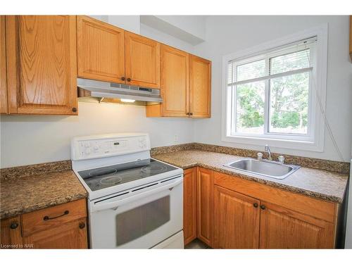 27B Walnut Street, St. Catharines, ON - Indoor Photo Showing Kitchen