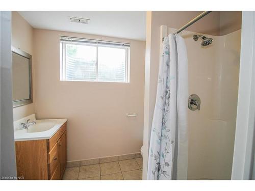 27B Walnut Street, St. Catharines, ON - Indoor Photo Showing Bathroom