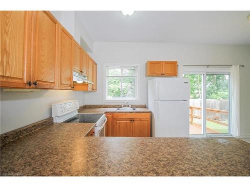 27B Walnut Street, St. Catharines, ON - Indoor Photo Showing Kitchen