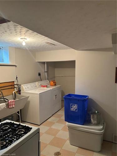 8668 Parliament Avenue, Niagara Falls, ON - Indoor Photo Showing Laundry Room