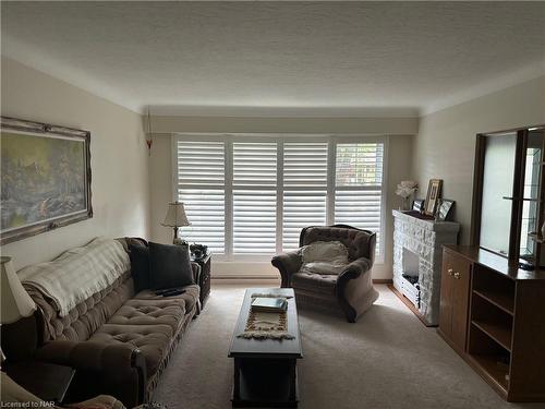 8668 Parliament Avenue, Niagara Falls, ON - Indoor Photo Showing Living Room