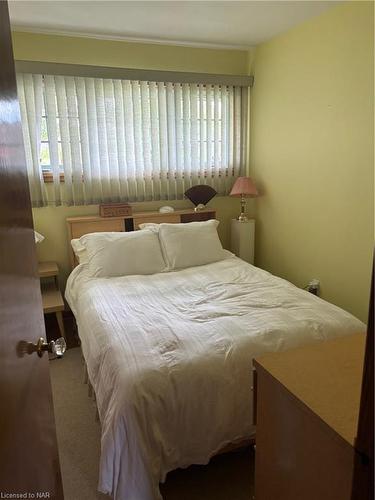 8668 Parliament Avenue, Niagara Falls, ON - Indoor Photo Showing Bedroom