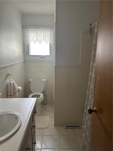 8668 Parliament Avenue, Niagara Falls, ON - Indoor Photo Showing Bathroom