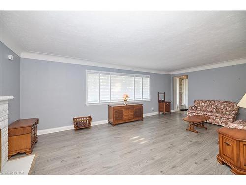 6361 Clare Crescent, Niagara Falls, ON - Indoor Photo Showing Living Room