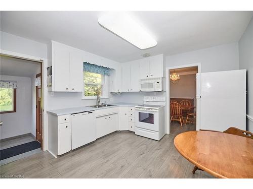 6361 Clare Crescent, Niagara Falls, ON - Indoor Photo Showing Kitchen With Double Sink