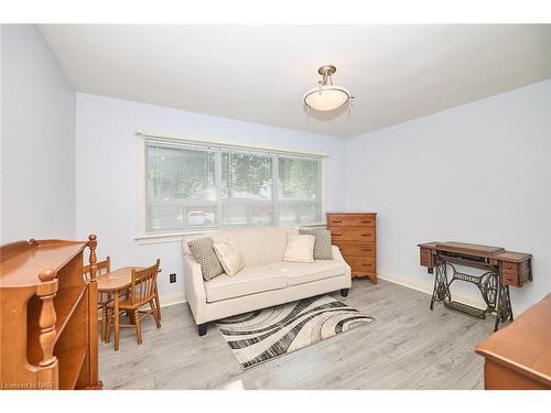 6361 Clare Crescent, Niagara Falls, ON - Indoor Photo Showing Living Room