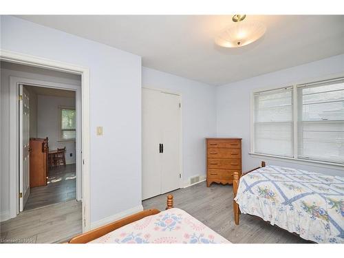 6361 Clare Crescent, Niagara Falls, ON - Indoor Photo Showing Bedroom