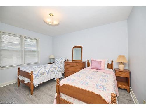 6361 Clare Crescent, Niagara Falls, ON - Indoor Photo Showing Bedroom