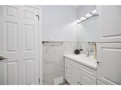 6361 Clare Crescent, Niagara Falls, ON - Indoor Photo Showing Bathroom