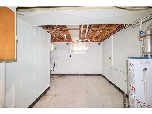 6361 Clare Crescent, Niagara Falls, ON - Indoor Photo Showing Garage