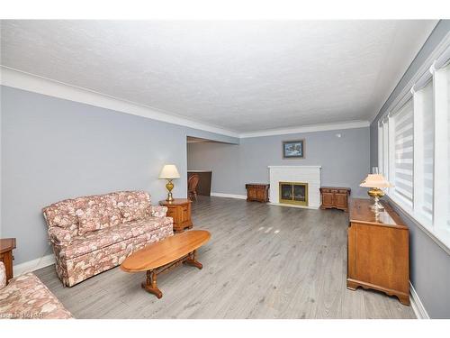 6361 Clare Crescent, Niagara Falls, ON - Indoor Photo Showing Living Room With Fireplace