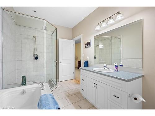 4-6753 O'Neill Street, Niagara Falls, ON - Indoor Photo Showing Bathroom