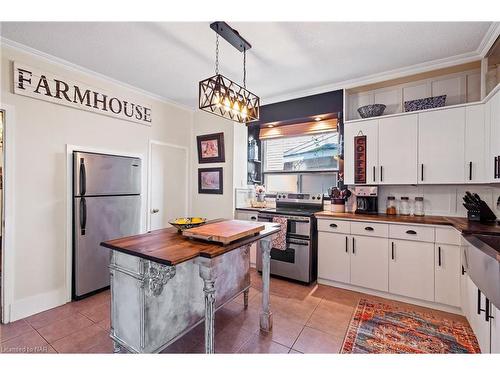 2 Carleton Street N, Thorold, ON - Indoor Photo Showing Kitchen With Double Sink