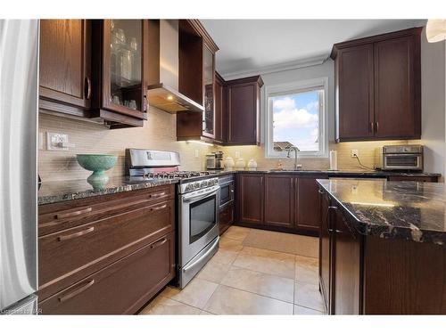 8849 Dogwood Crescent, Niagara Falls, ON - Indoor Photo Showing Kitchen