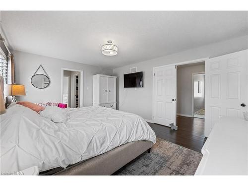 8849 Dogwood Crescent, Niagara Falls, ON - Indoor Photo Showing Bedroom