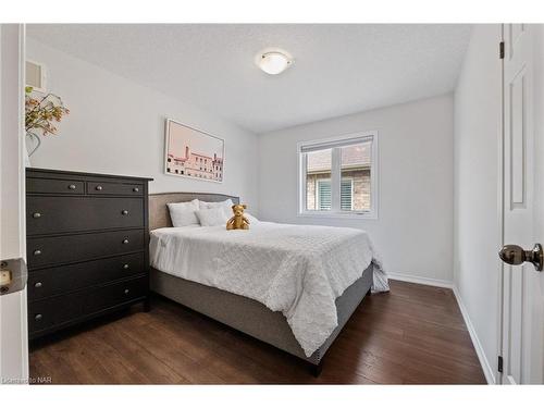 8849 Dogwood Crescent, Niagara Falls, ON - Indoor Photo Showing Bedroom