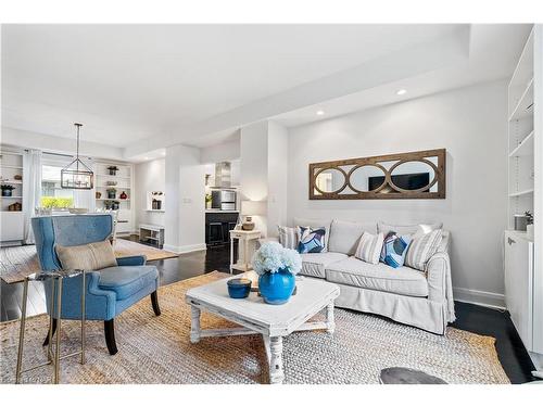 625 Charlotte Street, Niagara-On-The-Lake, ON - Indoor Photo Showing Living Room