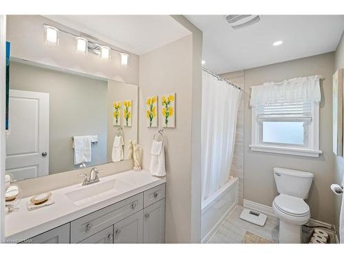 37 South Crescent, Port Colborne, ON - Indoor Photo Showing Bathroom