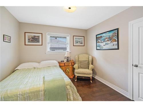 37 South Crescent, Port Colborne, ON - Indoor Photo Showing Bedroom