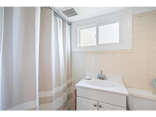 37 South Crescent, Port Colborne, ON - Indoor Photo Showing Bathroom