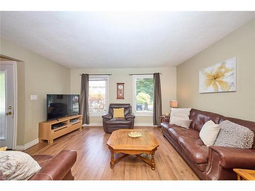 86 Green Maple Drive, St. Catharines, ON - Indoor Photo Showing Living Room