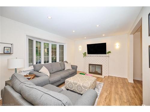 35 Parkdale Place, Welland, ON - Indoor Photo Showing Living Room With Fireplace