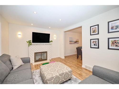 35 Parkdale Place, Welland, ON - Indoor Photo Showing Living Room With Fireplace