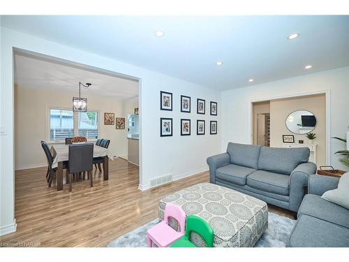 35 Parkdale Place, Welland, ON - Indoor Photo Showing Living Room