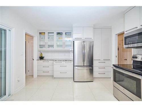 35 Parkdale Place, Welland, ON - Indoor Photo Showing Kitchen