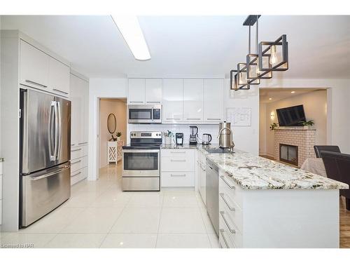 35 Parkdale Place, Welland, ON - Indoor Photo Showing Kitchen With Upgraded Kitchen