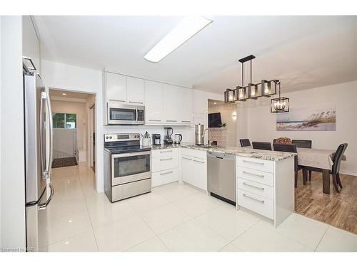 35 Parkdale Place, Welland, ON - Indoor Photo Showing Kitchen