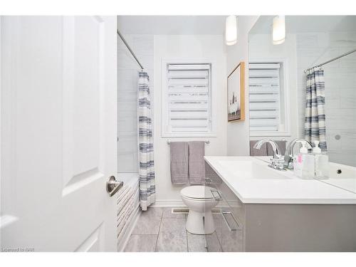 35 Parkdale Place, Welland, ON - Indoor Photo Showing Bathroom