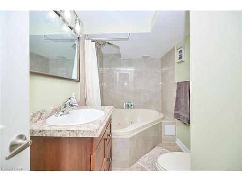 35 Parkdale Place, Welland, ON - Indoor Photo Showing Bathroom