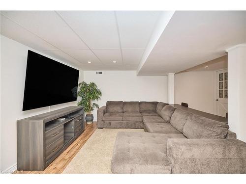 35 Parkdale Place, Welland, ON - Indoor Photo Showing Living Room