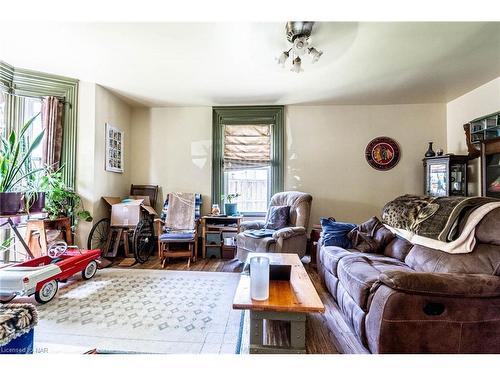 32 Oak Street, Grimsby, ON - Indoor Photo Showing Living Room