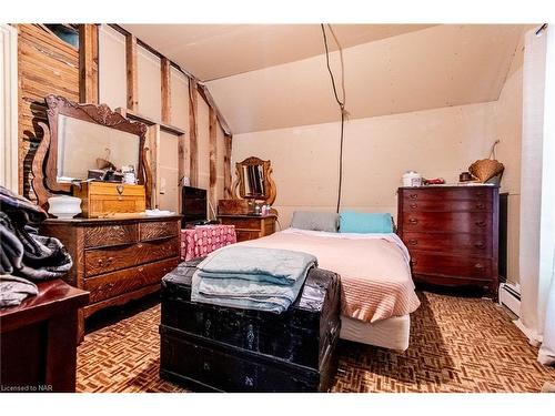 32 Oak Street, Grimsby, ON - Indoor Photo Showing Bedroom