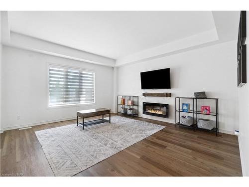 106 Spruce Crescent, Welland, ON - Indoor Photo Showing Living Room With Fireplace