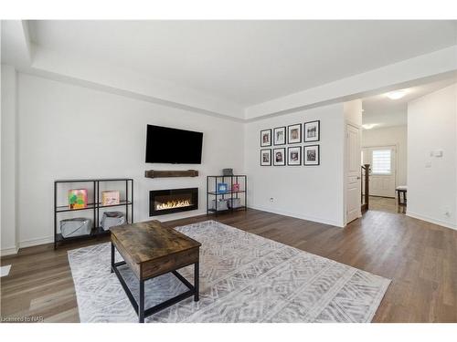 106 Spruce Crescent, Welland, ON - Indoor Photo Showing Living Room With Fireplace