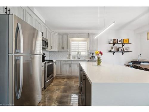 106 Spruce Crescent, Welland, ON - Indoor Photo Showing Kitchen With Double Sink With Upgraded Kitchen